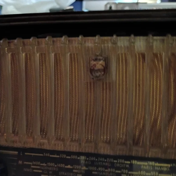 Vintage Black and Gold Radio - Picture 6 of 6